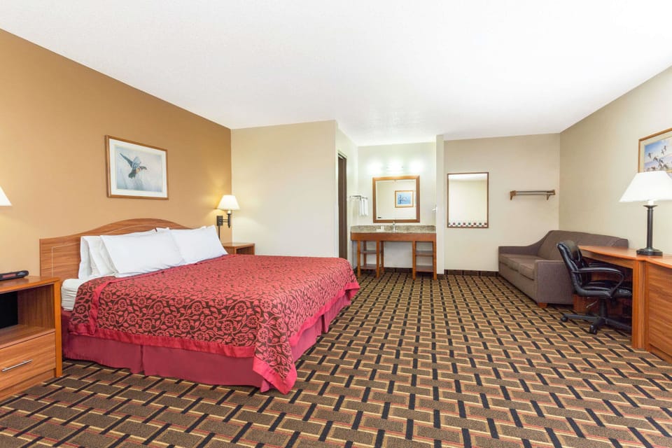 Standard Room, 1 King Bed | Free WiFi, bed sheets