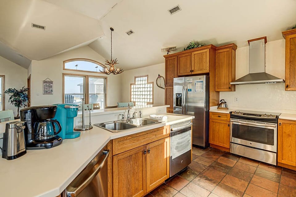 Top-Level Kitchen with Bar (seats 5)