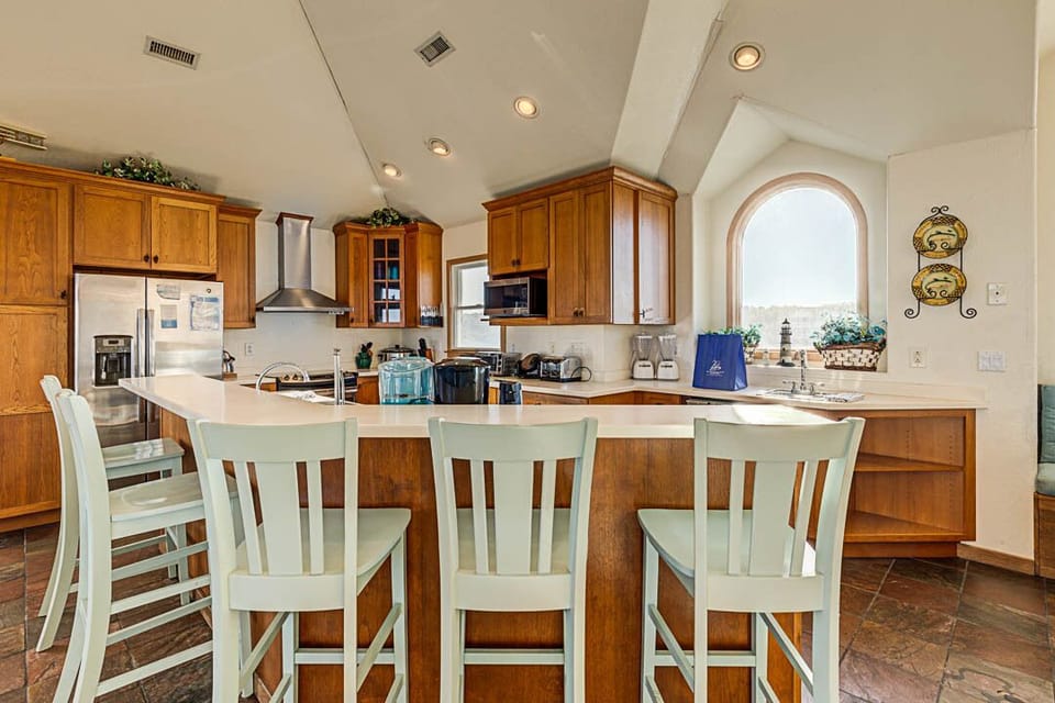 Top-Level Kitchen with Bar (seats 5)