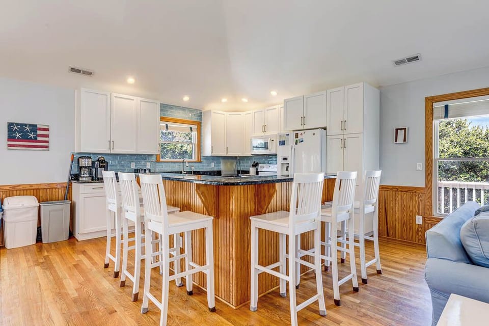 Top-Level Kitchen with Bar (seats 5)
