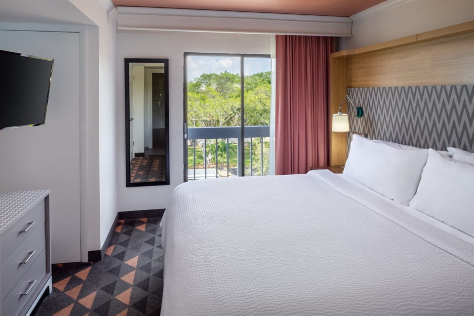 Standard Room, 1 King Bed | In-room safe, desk, laptop workspace, blackout drapes