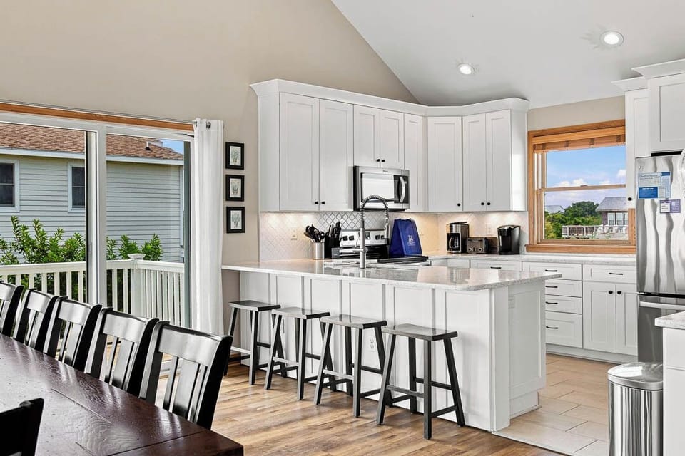 Top-Level Kitchen with Bar (seats 4)