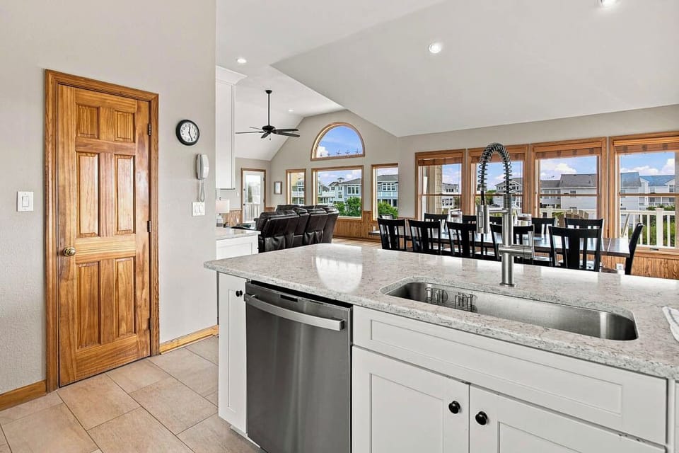 Top-Level Kitchen with Bar (seats 4)