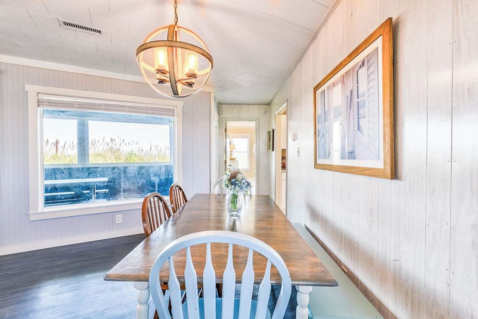 Top-Level Dining Room with Table (seats 6)
