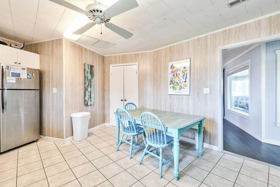 Top-Level Kitchen with Additional Table (seats 4)