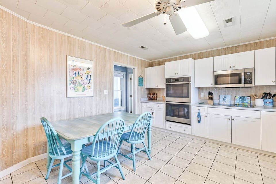 Top-Level Kitchen with Additional Table (seats 4)