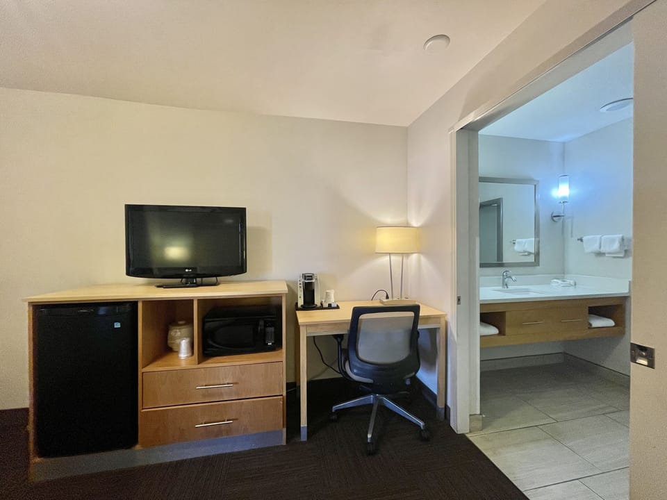 Deluxe Room, 1 King Bed (Smoke Free) | Living area | 32-inch LCD TV with satellite channels, TV