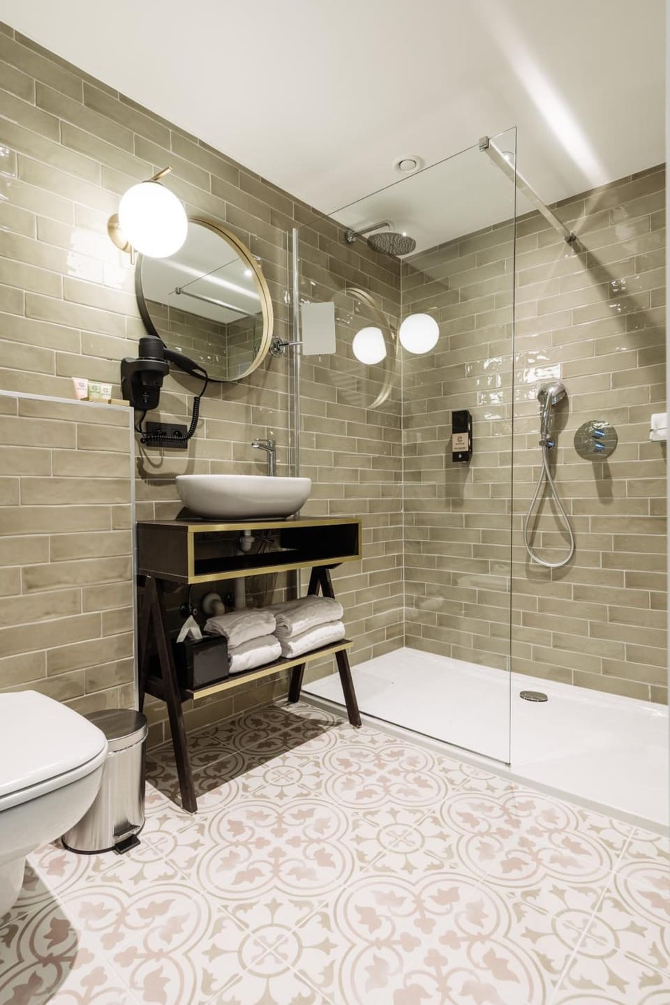 Shower, free toiletries, towels