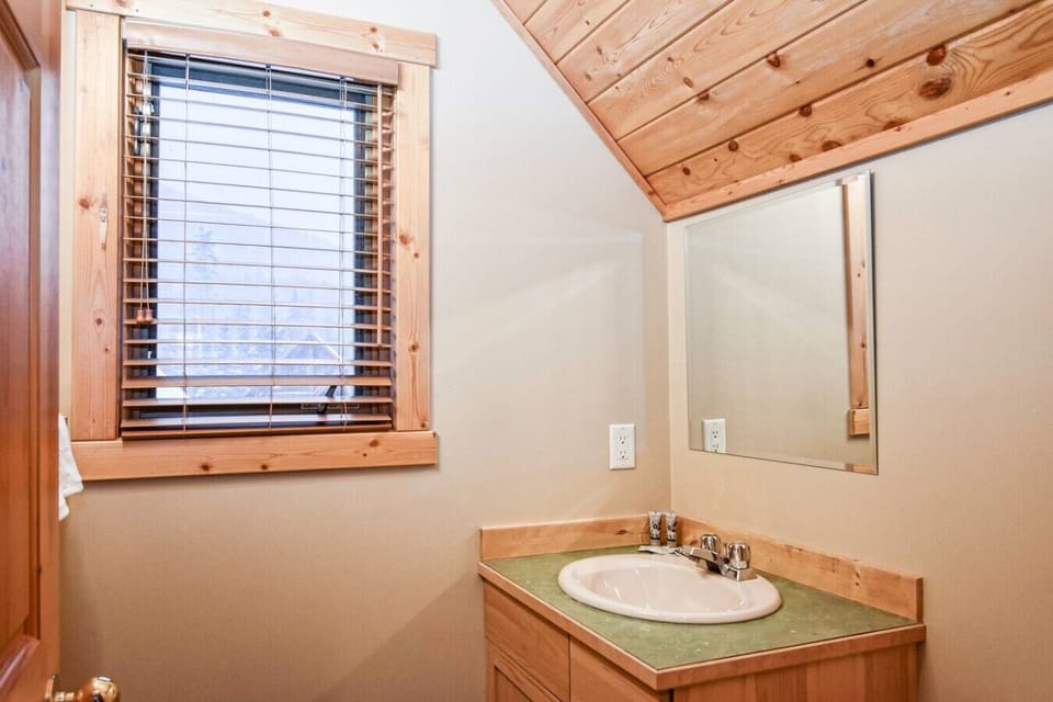 2nd bathroom for your use.