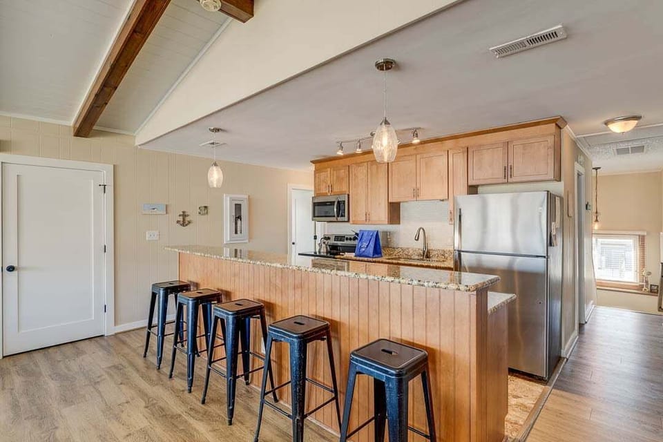Top-Level Kitchen with Bar (seats 5)