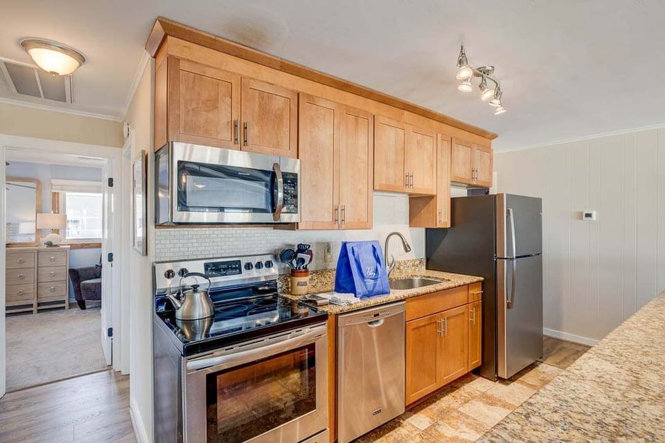 Top-Level Kitchen with Bar (seats 5)