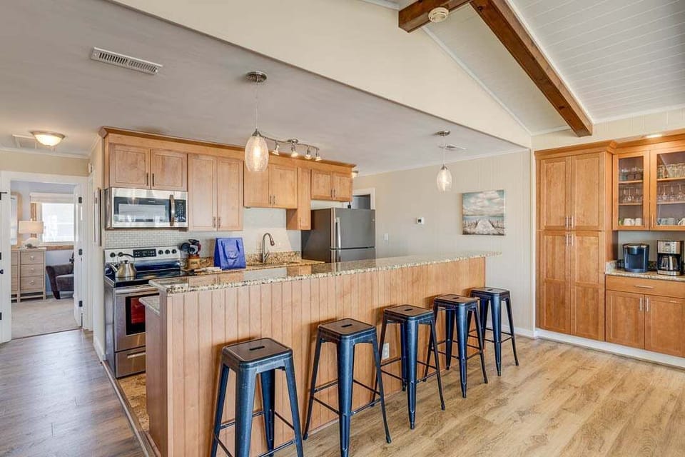Top-Level Kitchen with Bar (seats 5)