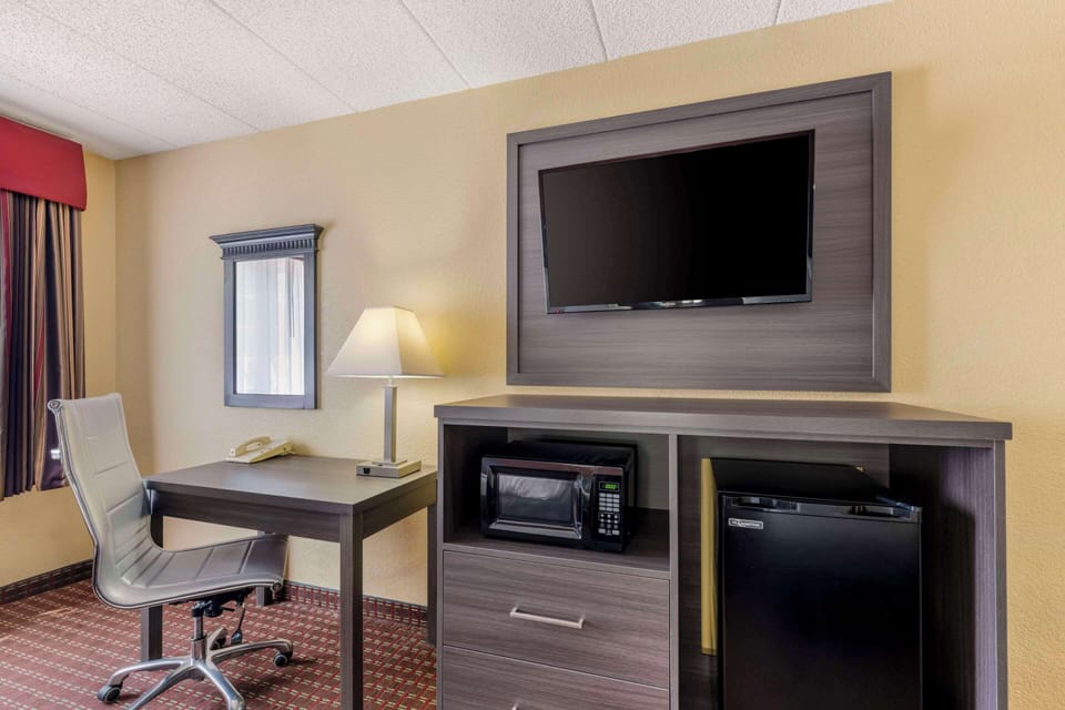Room, 2 Queen Beds, Accessible, Non Smoking | Living area | 25-inch flat-screen TV with cable channels, TV