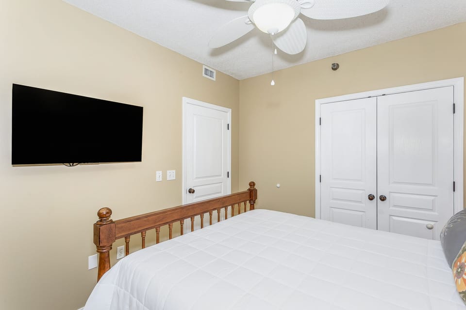 Queen bedroom