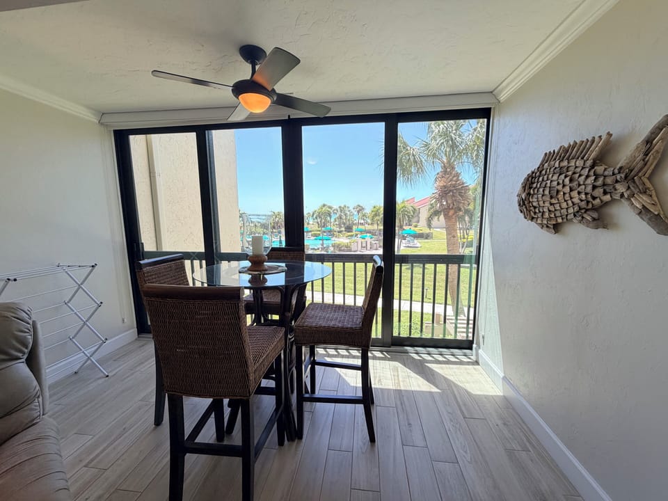 Share meals with palm-dotted marina views through floor-to-ceiling windows, where ceiling fans keep you cool and coastal artwork completes the beachy vibe.