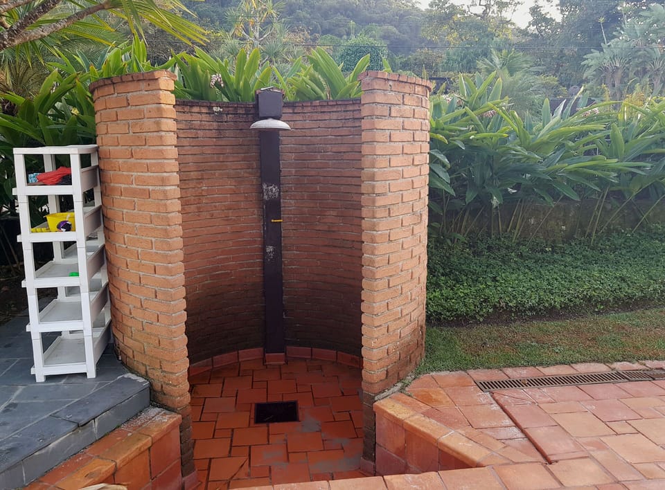 Deck "pé na areia",  ducha, banheiros, espreguiçadeiras, e playground.