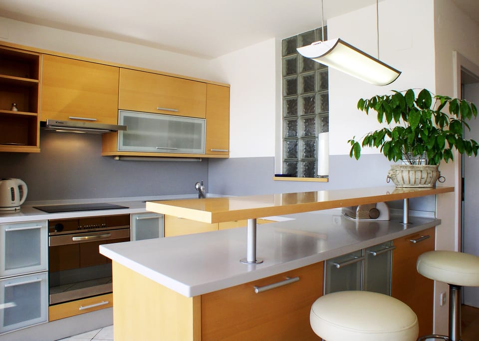 Fully equipped kitchen with dining area