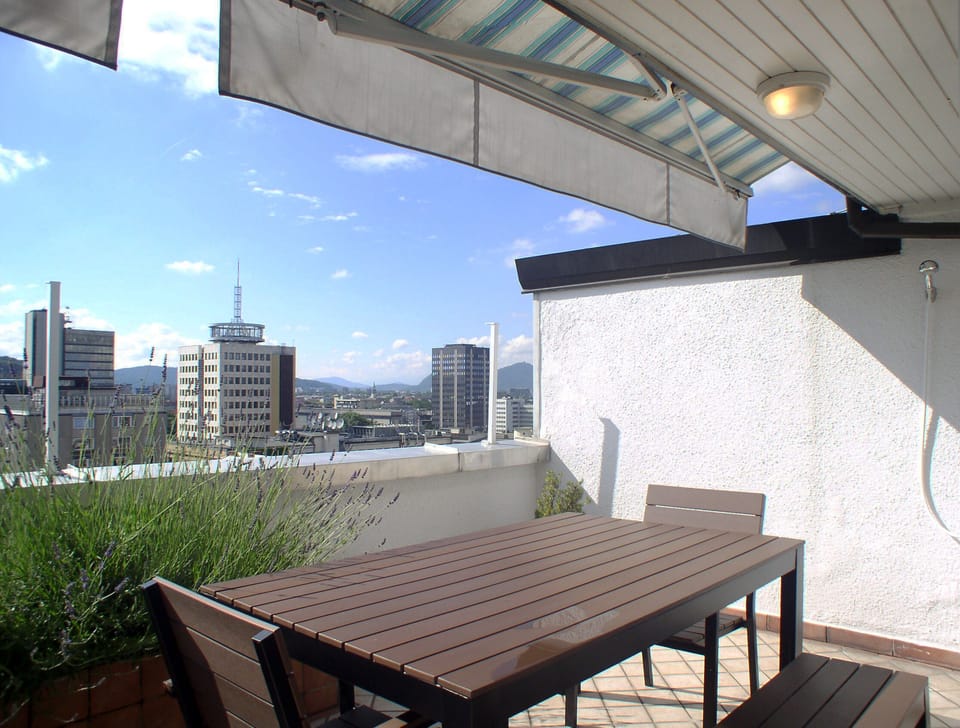Private terrace with large table and chairs to enjoy the sunny days