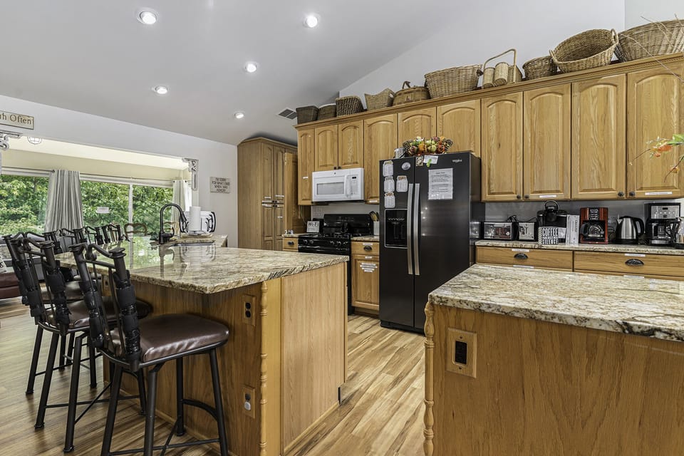 Plenty of seating at the bar ... perfect for breakfast, brunch or Happy Hour 