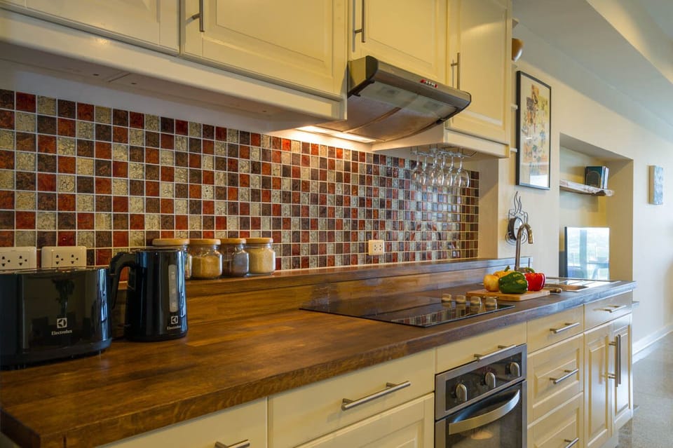 Fitted Kitchen with Oven / Grill. 