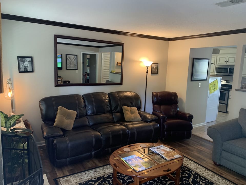 UPDATED DEN 3 LEATHER RECLINERS, LOVESEAT, FIREPLACE, FLATSCREEN AND WIFI STEREO
