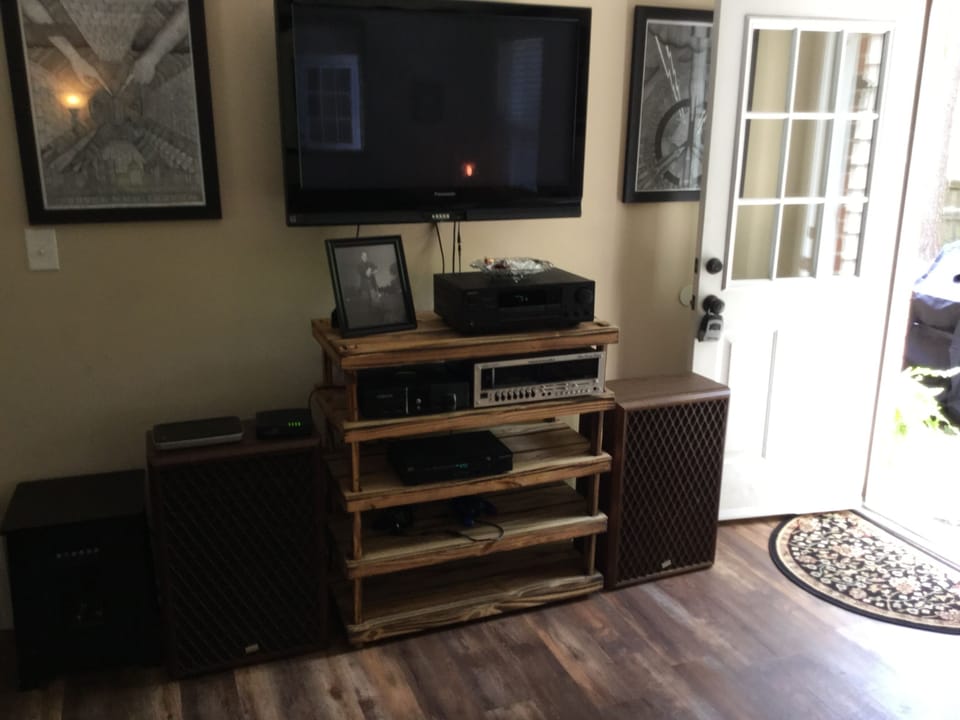 FLATSCREEN WI-FI STEREO