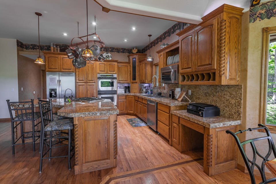 Kitchen W/ Double ovens

Kitchen W/ Double Ovens

