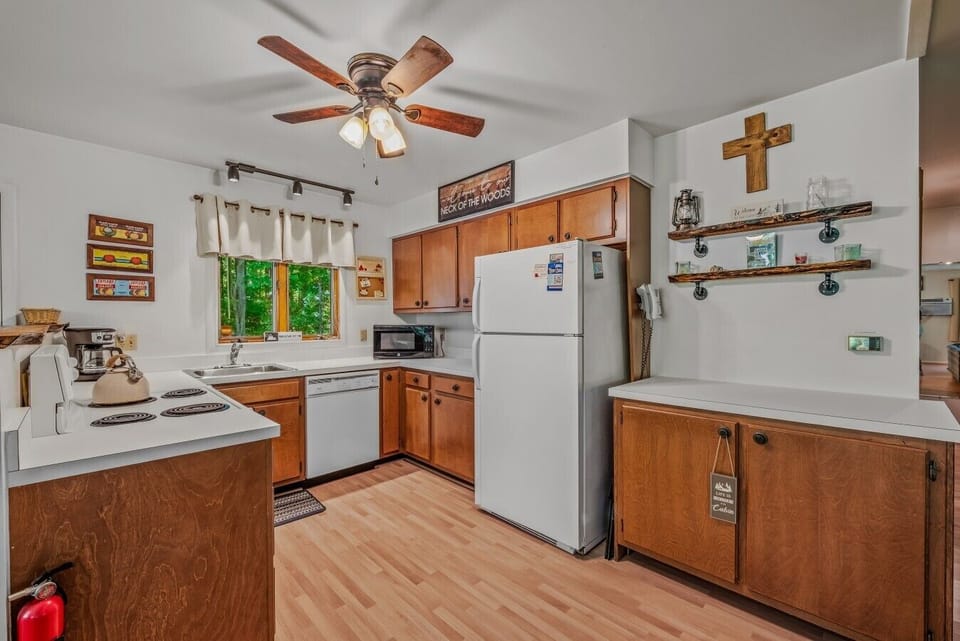 Dishwasher, full kitchen appliances!