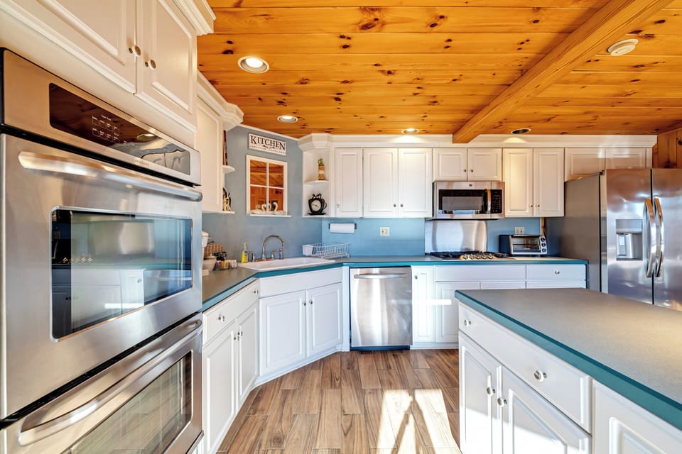 stainless steal appliances in the sit-in kitchen