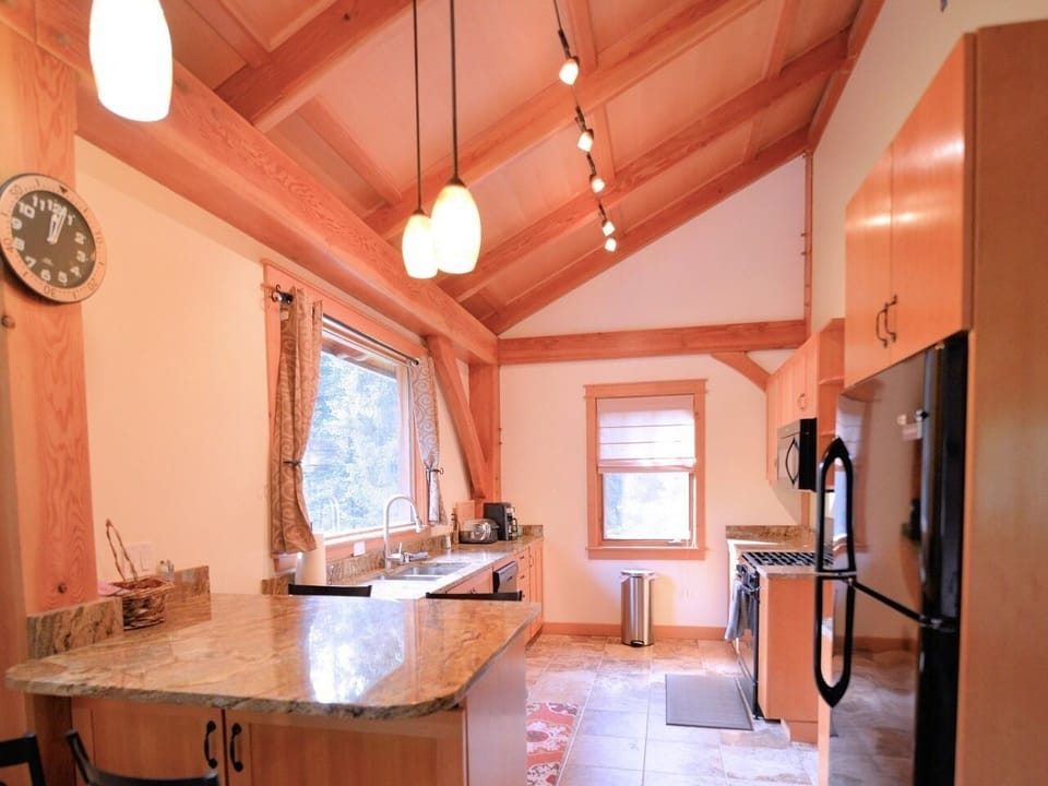 Kitchen & Breakfast bar