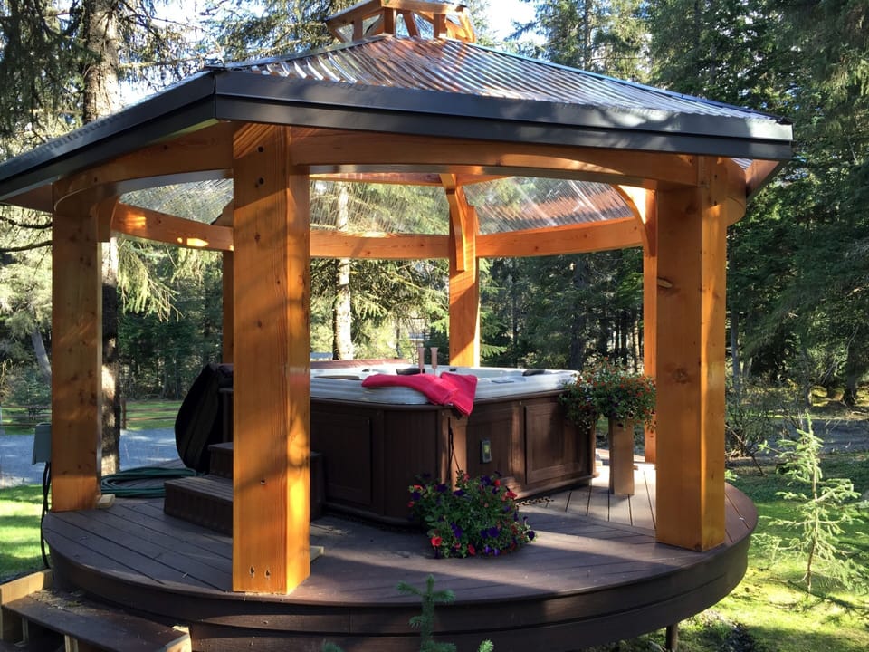 HOT TUB & GAZEBO