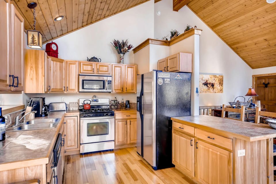 You will have everything you need for your stay. All dishes and pots and pans are provided. The kitchen is well stocked.