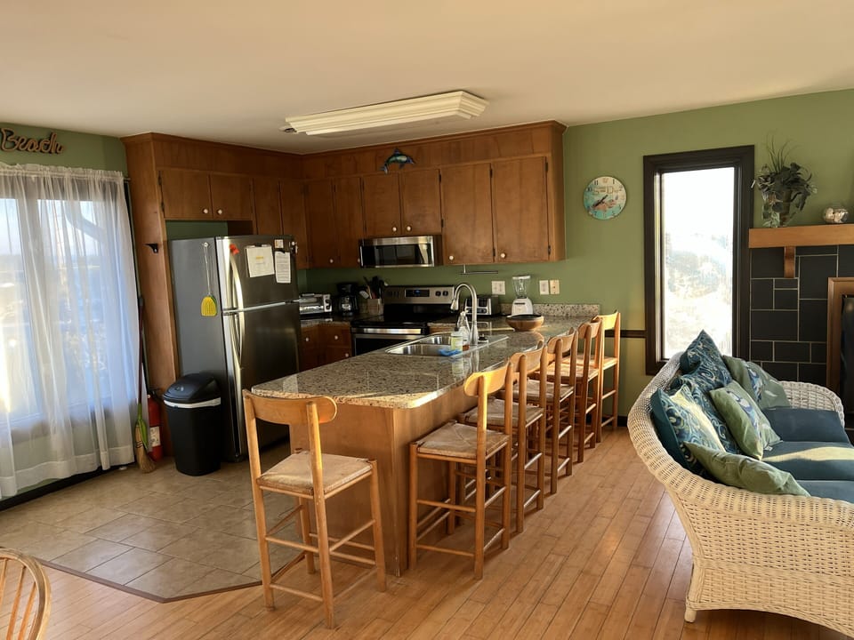 Kitchen showing bar