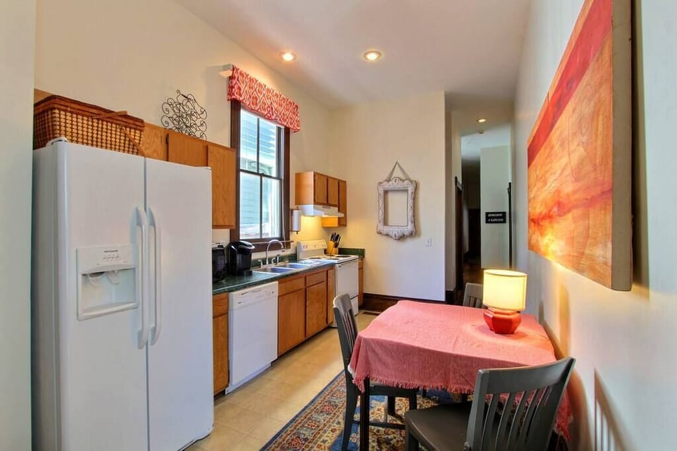 Galley Kitchen - Table seats 4 people (2)
