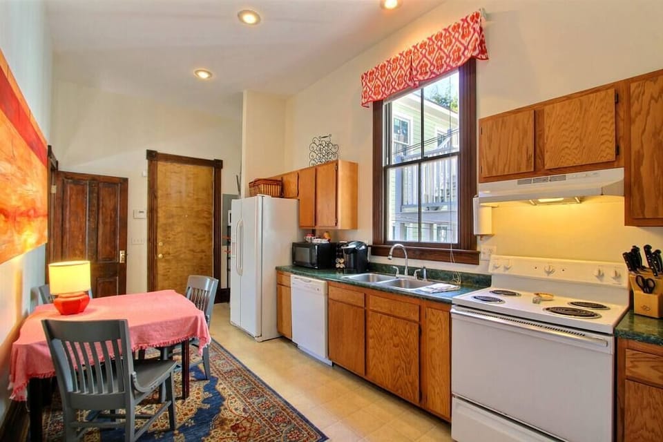 Galley Kitchen - Table seats 4 people (3)