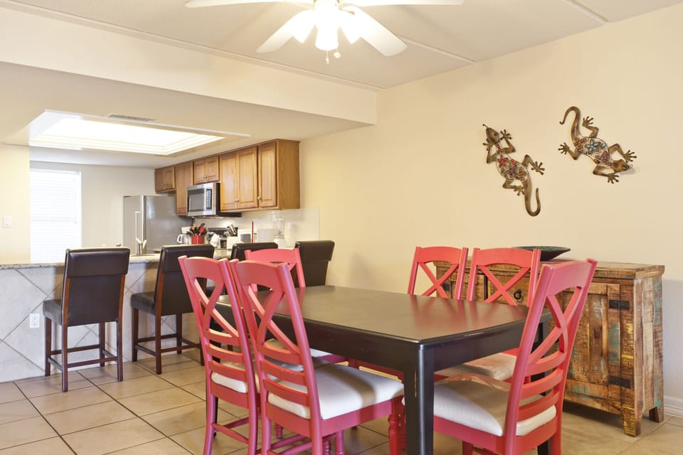 Dining area with seating for 6.