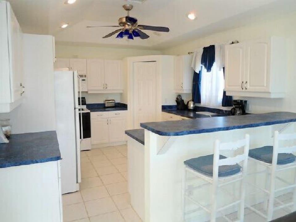 Fully equipped kitchen.