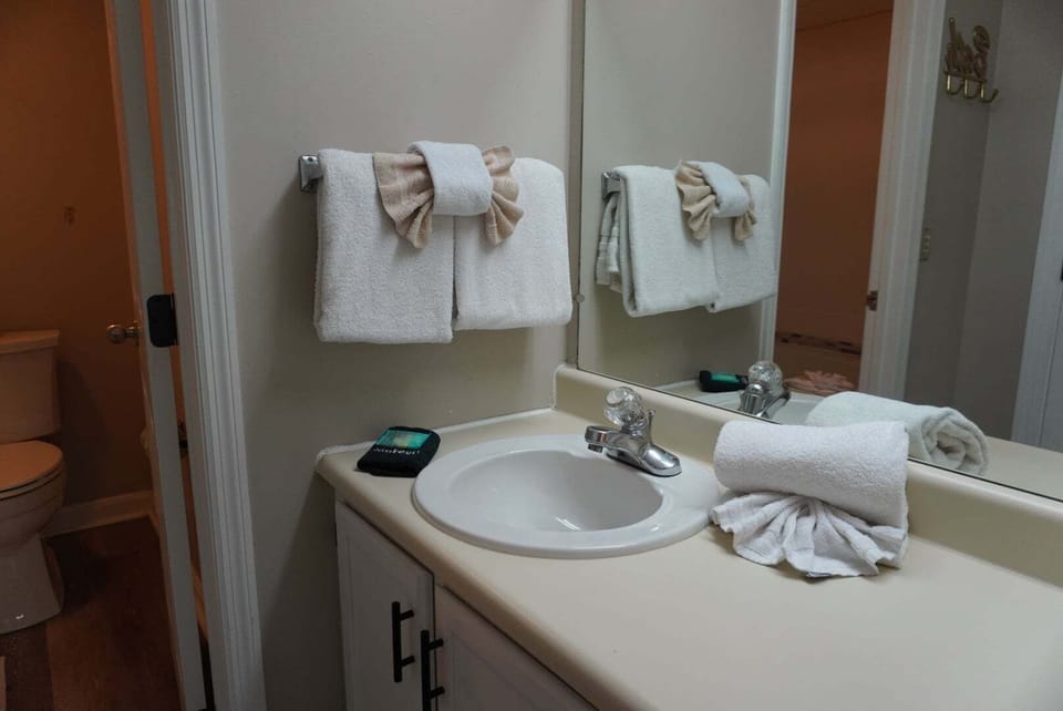 Little Pigeon River 401 2BD Condo with Jacuzzi Tub by RedAwning Apartment in Pigeon Forge