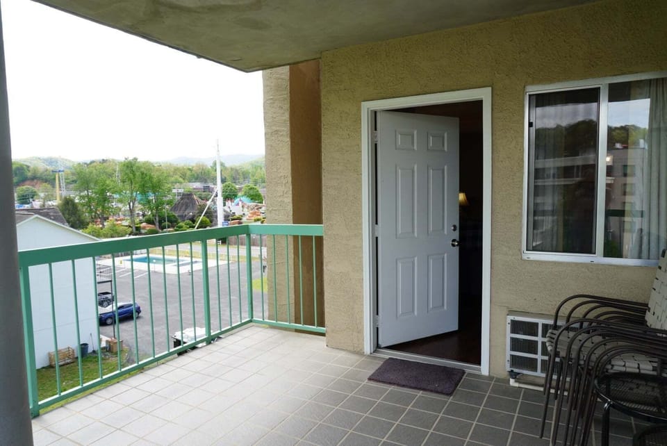 Condo, 2 Bedrooms | Property grounds