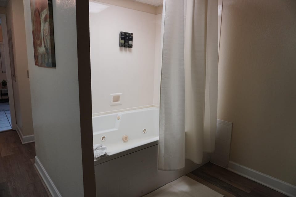 Riverside 209 1BR Condo with Jacuzzi by RedAwning Apartment in Pigeon Forge
