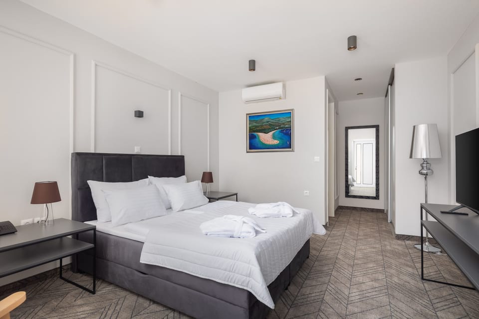  Deluxe Room with Garden View | Minibar, in-room safe, soundproofing, iron/ironing board