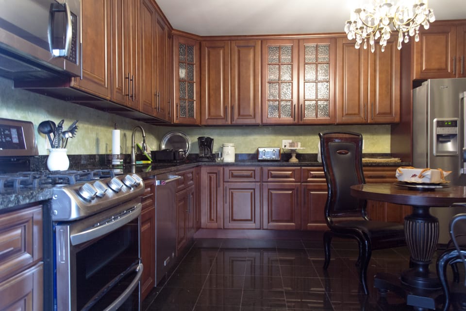 Kitchen, full appliances. pots/pants/plates/utensils  