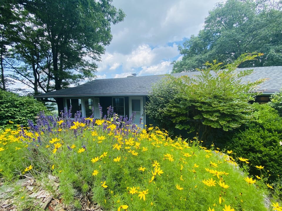 Perched in a dramatic location, nestled on Pinnacle Mountain.
