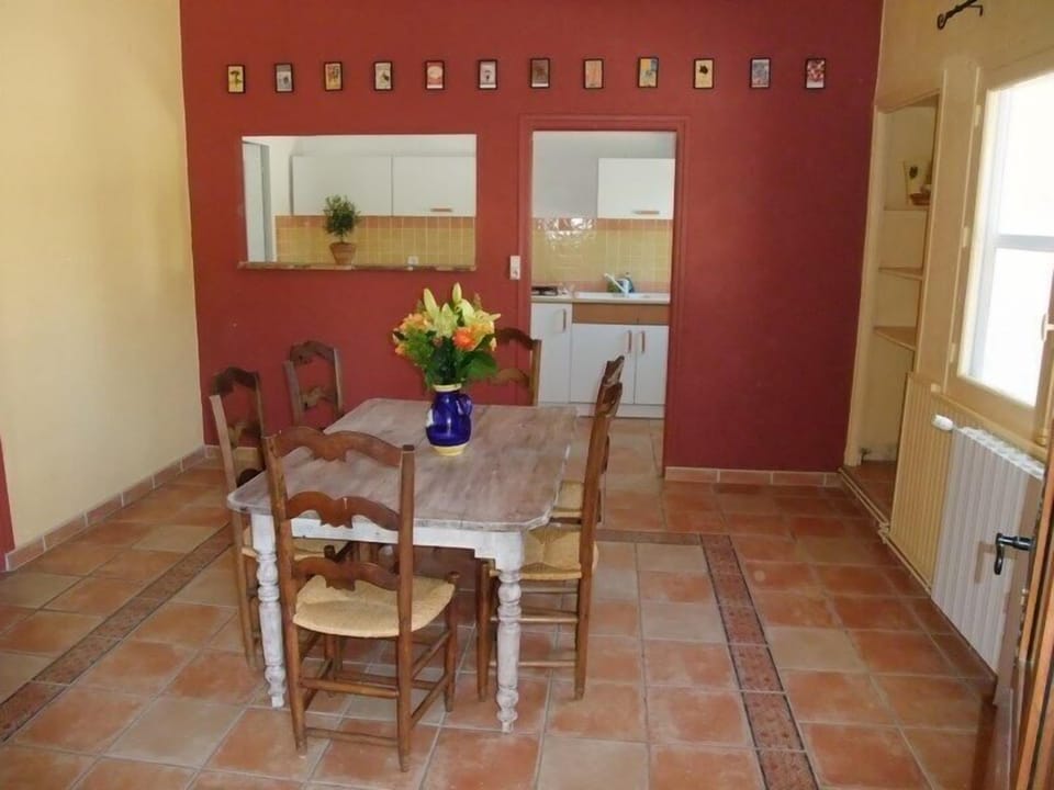 Family Apartment, 3 Bedrooms, Non Smoking | In-room dining