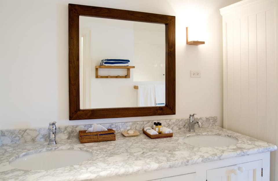 Deluxe Suite, 1 Bedroom (Promo Room ) | Bathroom | Designer toiletries, hair dryer, bathrobes, towels