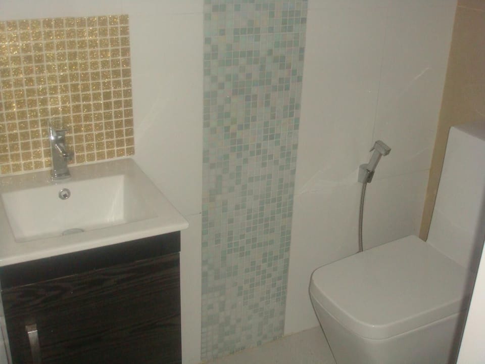 Shower, free toiletries, towels