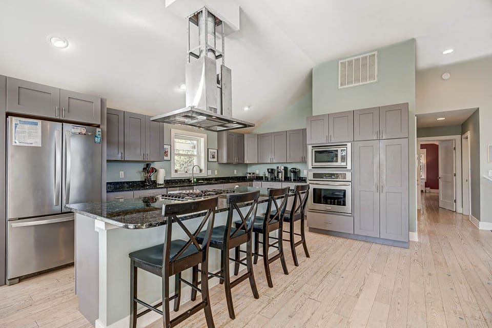 Top-Level Kitchen with Bar (seats 4)