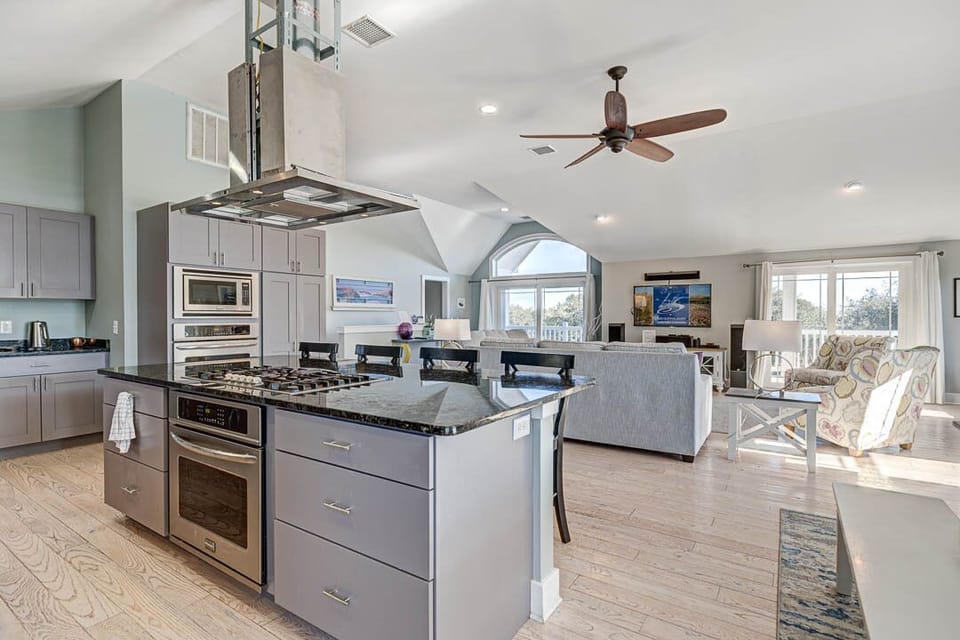 Top-Level Kitchen with Bar (seats 4)