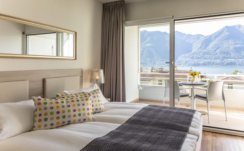 Double Room, 1 Queen Bed, Non Smoking, Lake View | In-room safe, individually decorated, individually furnished, desk