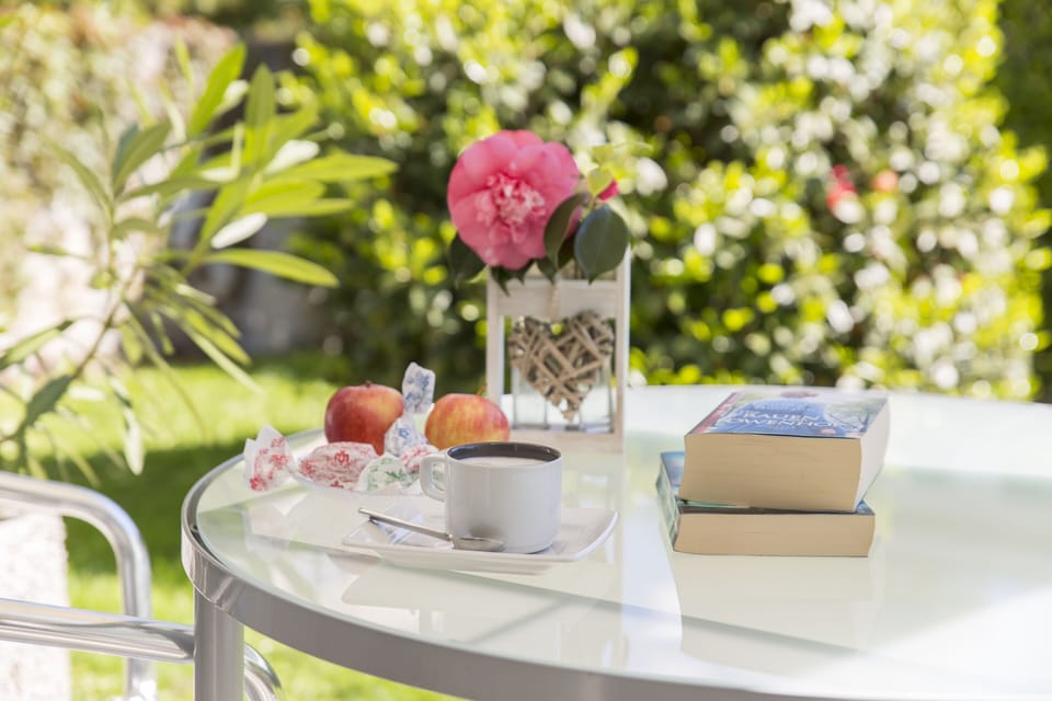 Double Room, 1 Queen Bed, Non Smoking, Garden View | In-room safe, individually decorated, individually furnished, desk